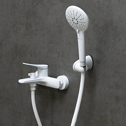 Бронкс Смеситель для ванны с коротким изливом, дивертор с кер. пласт., с аксессуарами, белый